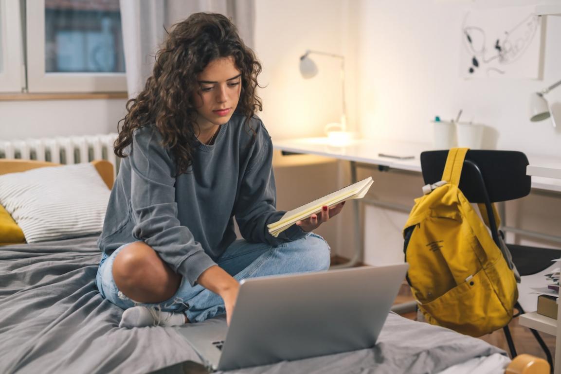 Espacio de trabajo moderno enfocado en análisis SEO